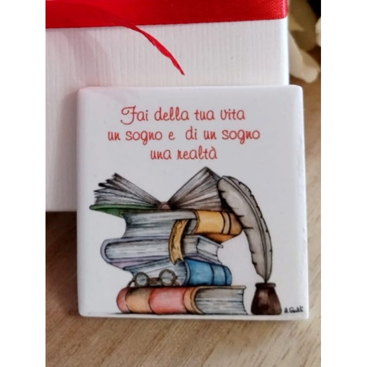 Magnete in ceramica Bomboniera solidale per Laurea